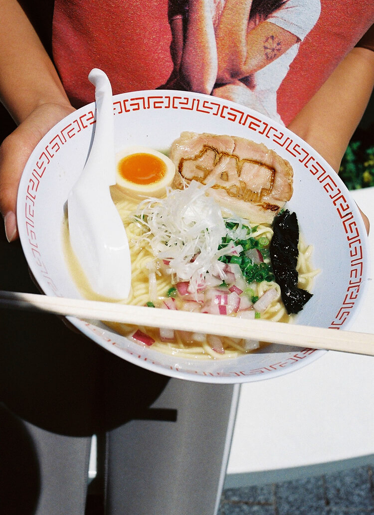 ヨガしてラーメンを食べる!？ 大阪の人気イベント「ヨガとんこつ」が東京に初上陸！