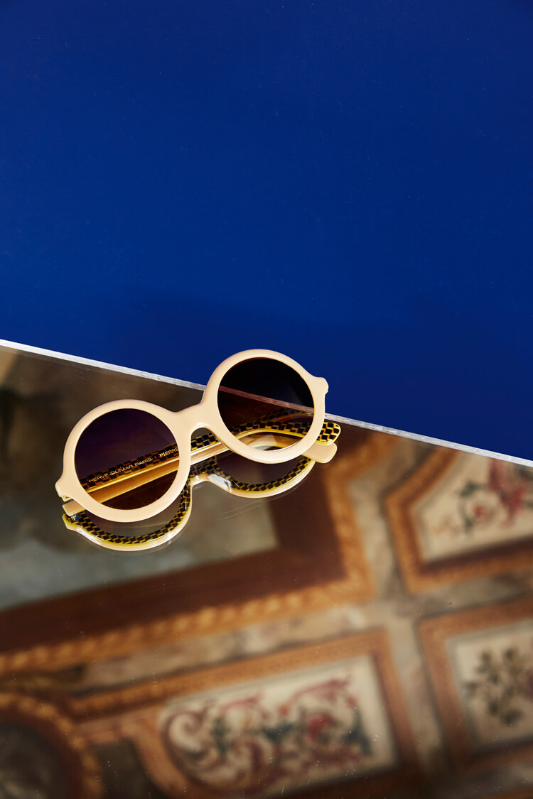 エルヴェ・ドマールが手がけた、彫刻品のように美しいピエール アルディのサングラス。