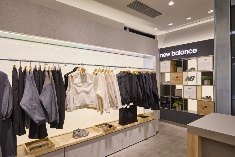 「ニューバランス大阪」が店名もコンセプトもリニューアル! ブランドを象徴するカラーのグレーを基調とした「ニューバランス堀江」に一新 | ガールフイナム