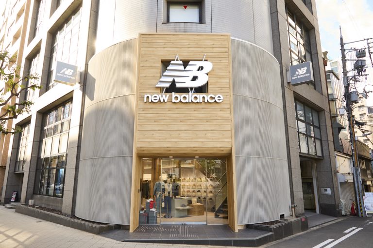 「ニューバランス大阪」が店名もコンセプトもリニューアル! ブランドを象徴するカラーのグレーを基調とした「ニューバランス堀江」に一新 | ガールフイナム