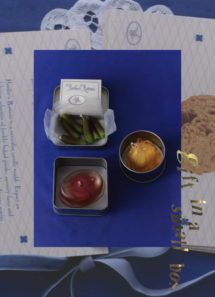 Gift in a small box.<br class="sp">（to whom?） #04