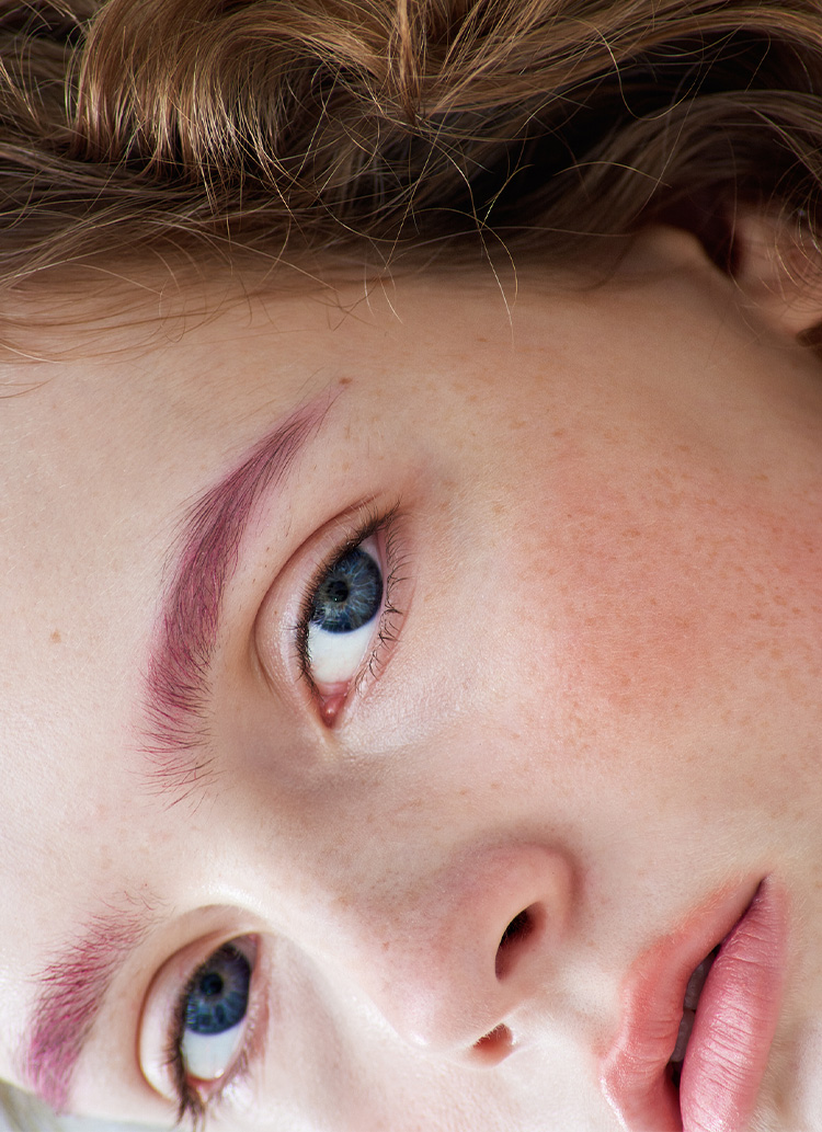 “ひと足先いく抜け感メイク、<br class="sp">カラーブロウで” 編