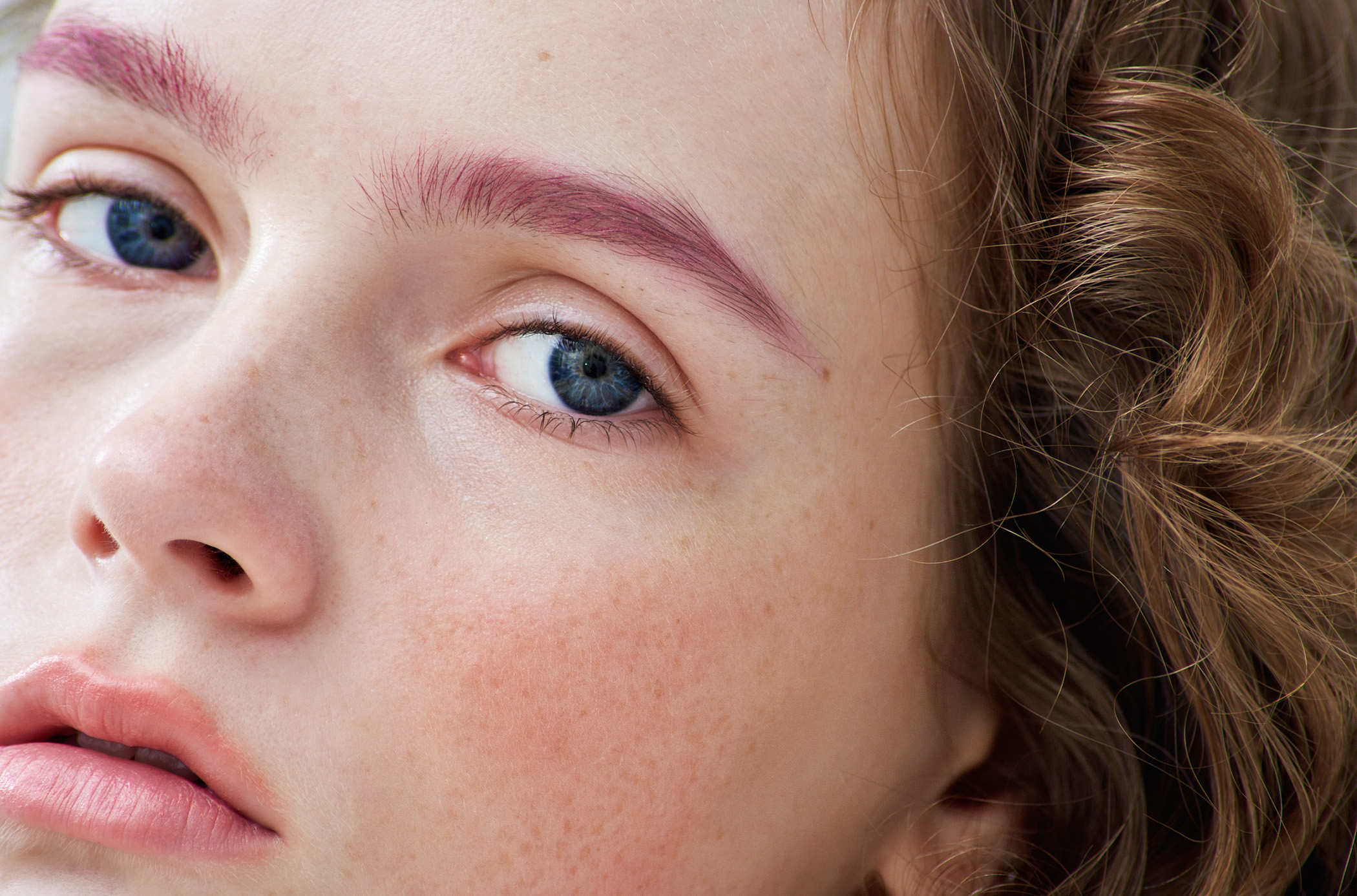 “ひと足先いく抜け感メイク、カラーブロウで” 編