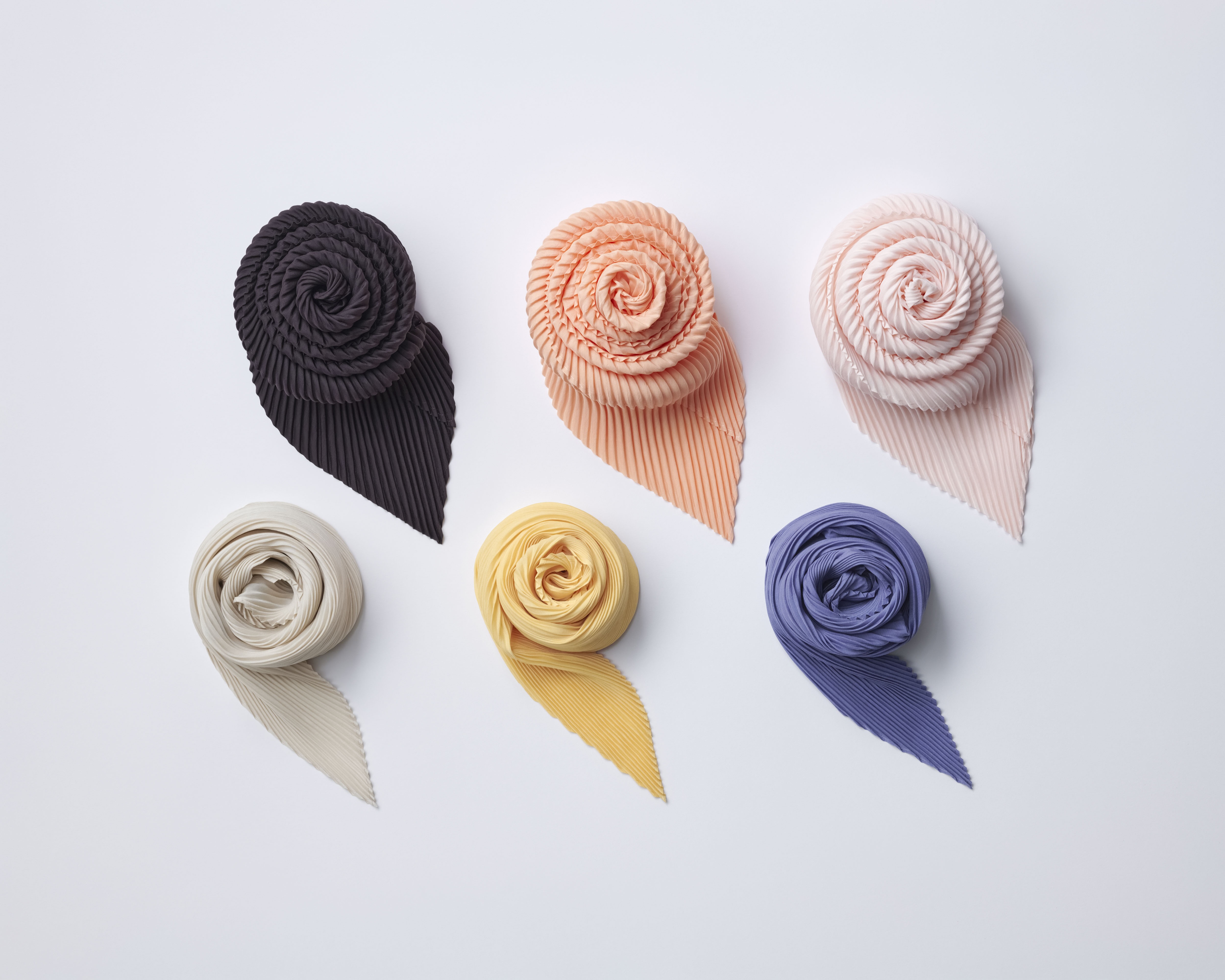 装いに彩りを添える、HOMME PLISSÉ ISSEY MIYAKEの新作スカーフ「ANTIPASTO」。