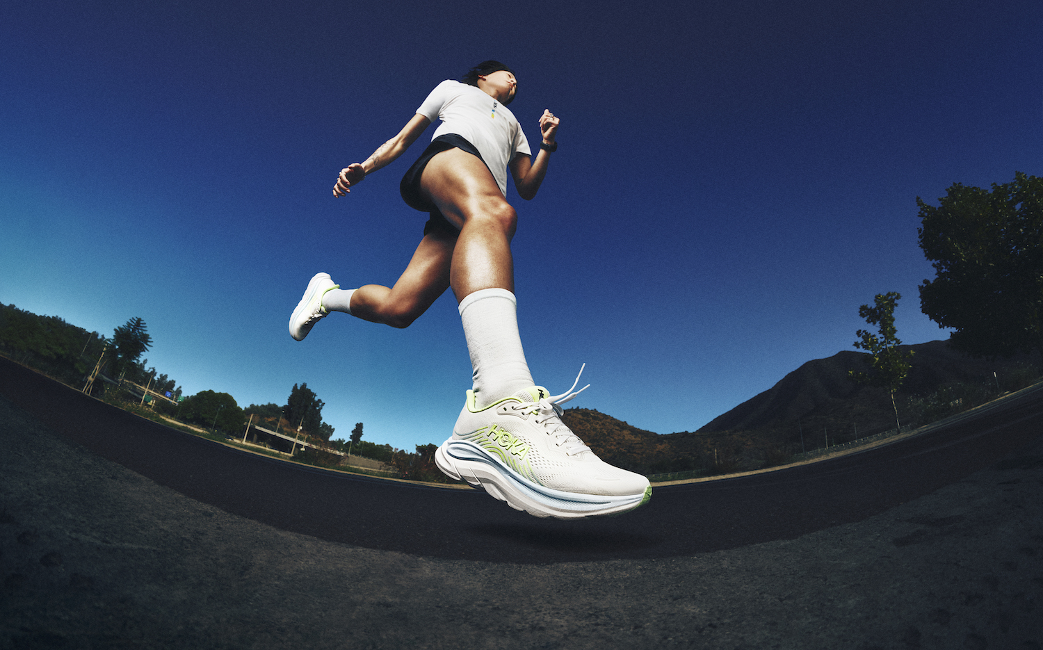 HOKAの人気モデル「CLIFTON」シリーズがアップデート！ より上質なアッパーの「CLIFTON 11」が発売です。