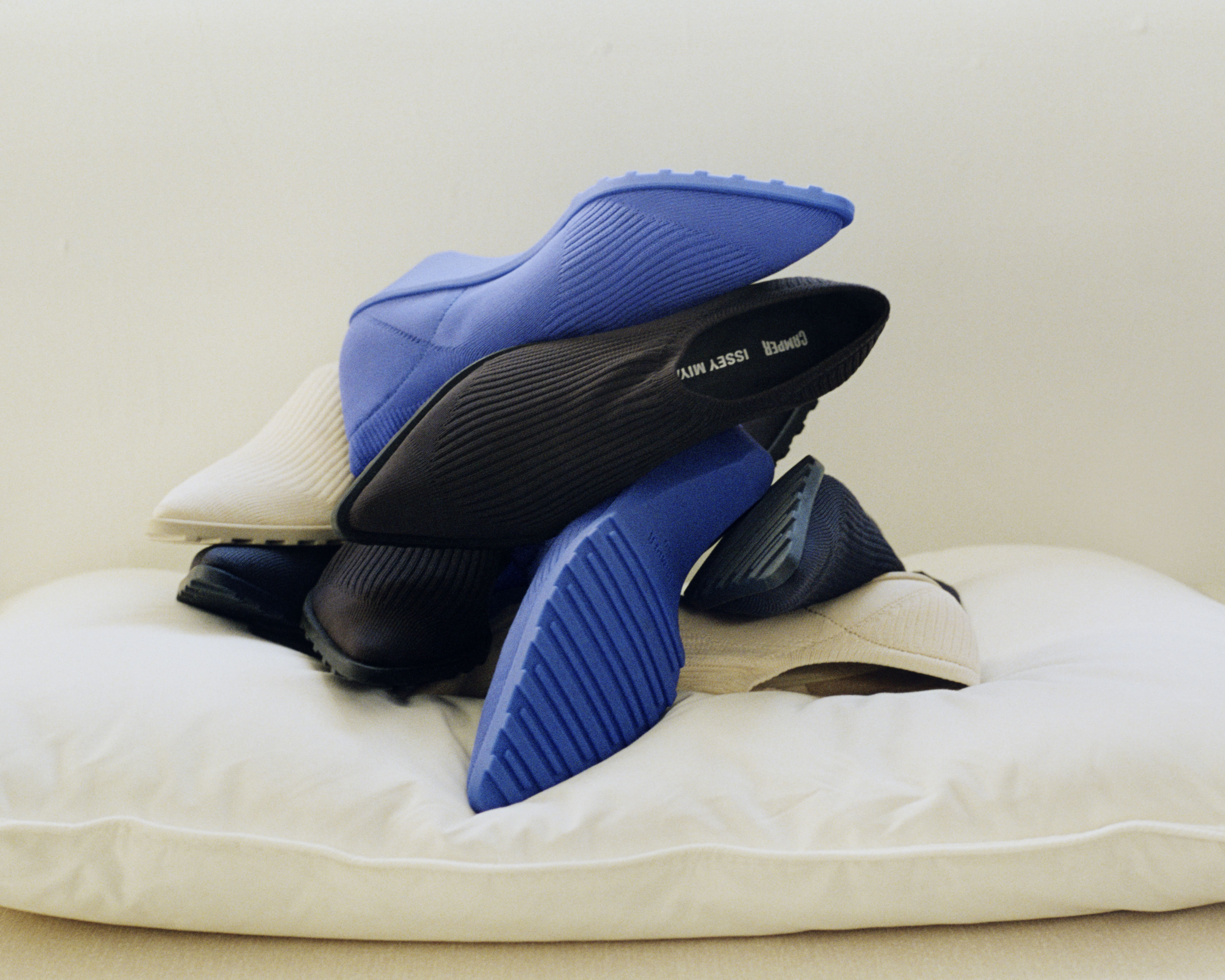 まるで靴下のような履き心地。Camper × ISSEY MIYAKEの新作フットウェア「Anna」がリリース。