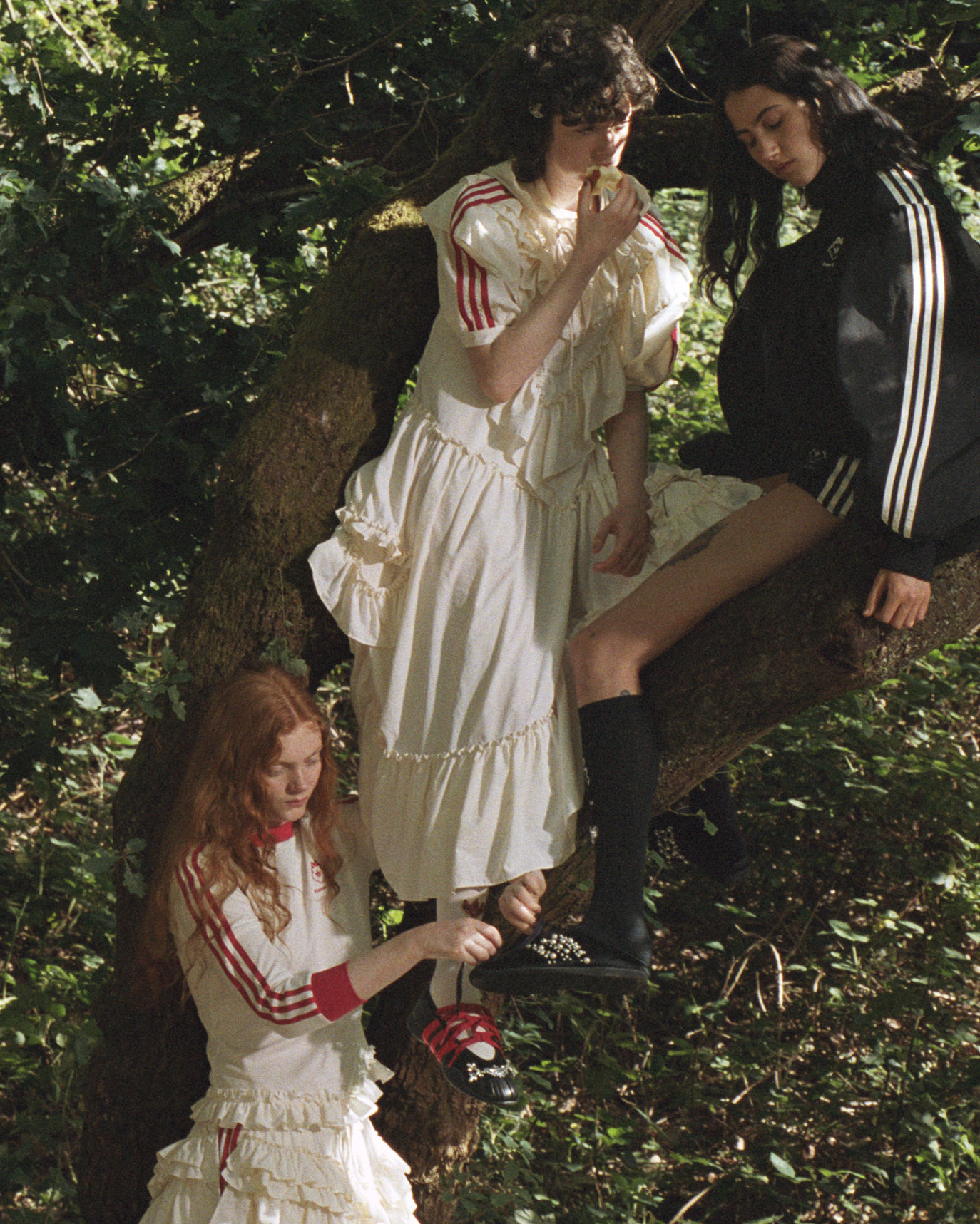 スポーティーとフェミニンが交差する、adidas Originals × Simone 