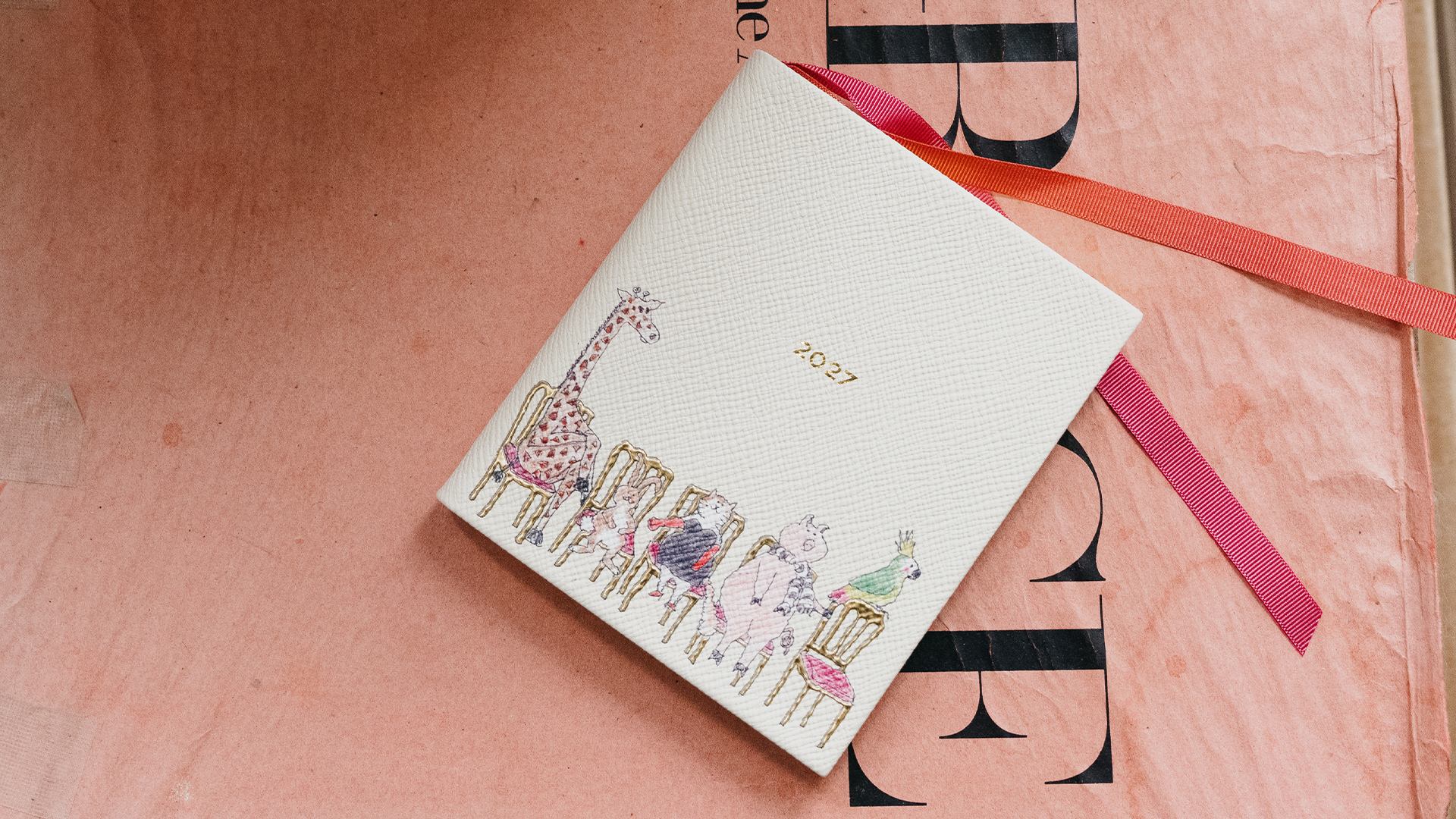 SMYTHSONがファッション界のアイコン、グレース・コディントンとコラボしたファッションダイアリーを発表。