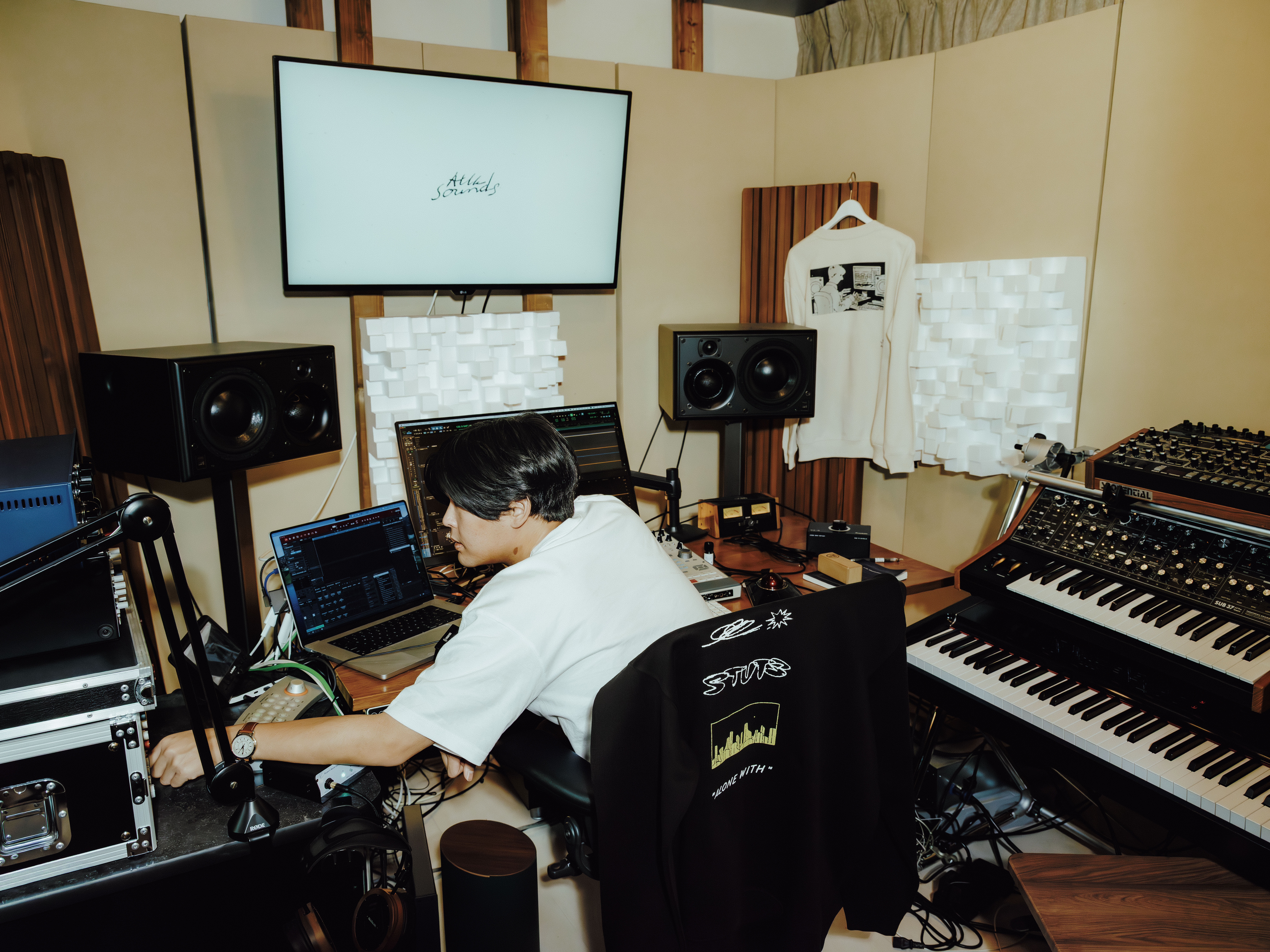 STUTS × United Athle、10周年記念公演『Alone with』から生まれたコラボスウェット